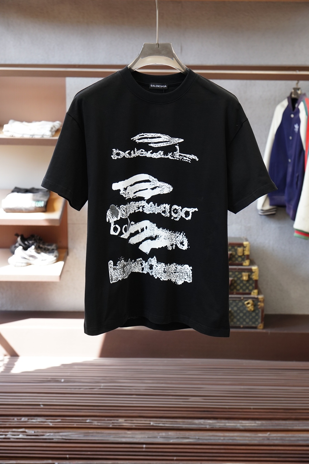 巴厘世家-2026春夏新款首发专柜最新款短袖圆领T恤 高端订制 设计前卫时尚！品牌logo重工艺设计 高