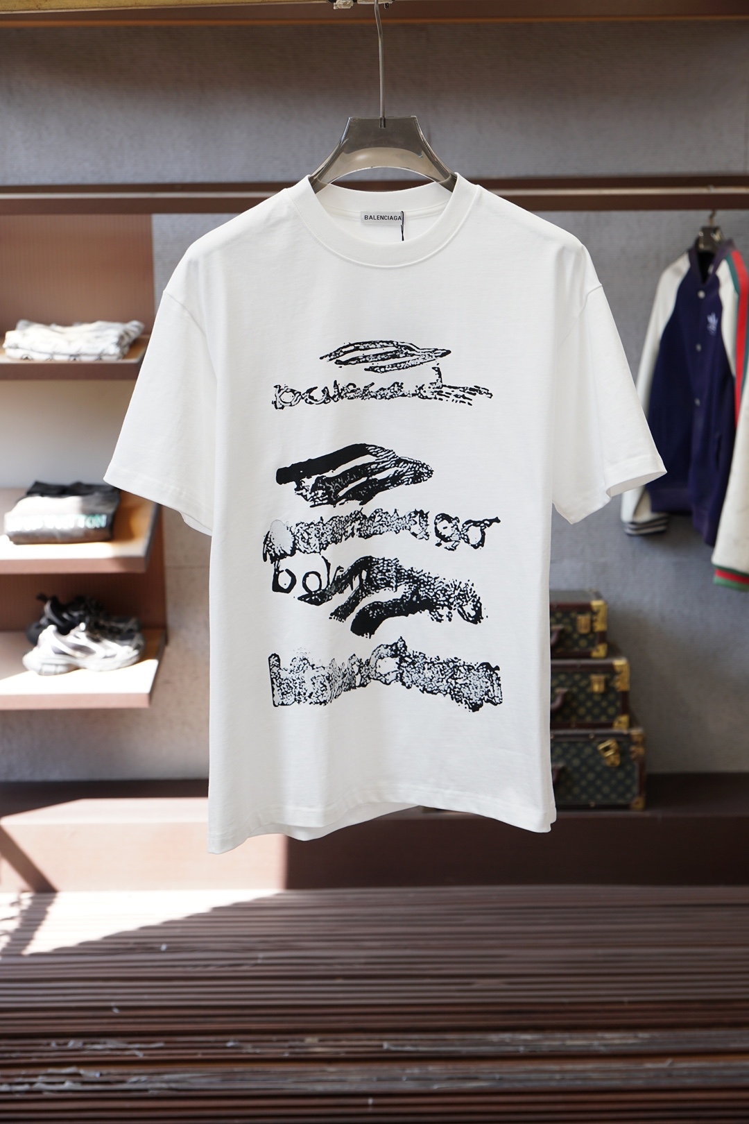 巴厘世家-2026春夏新款首发专柜最新款短袖圆领T恤 高端订制 设计前卫时尚！品牌logo重工艺设计 高