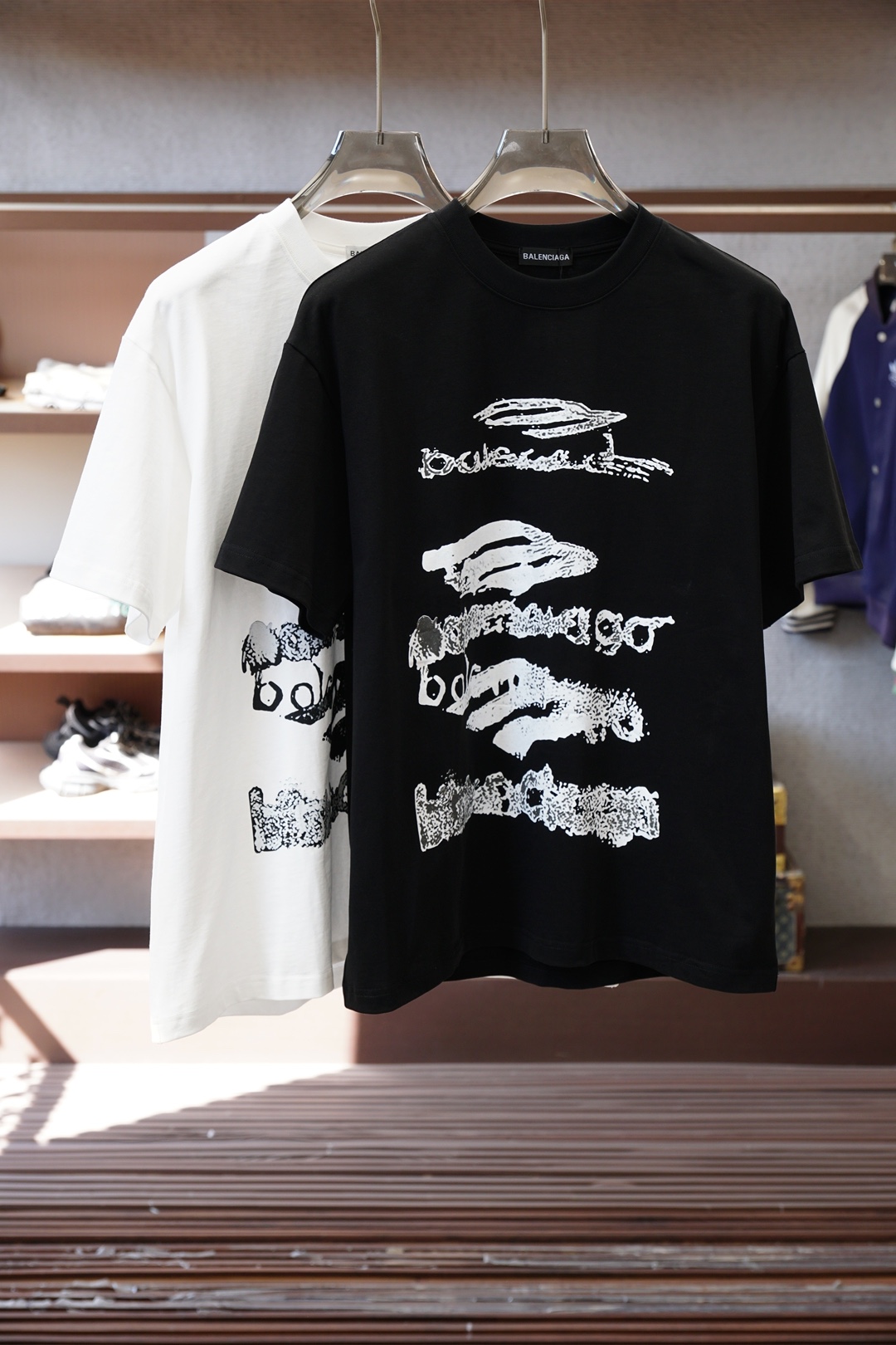 巴厘世家-2026春夏新款首发专柜最新款短袖圆领T恤 高端订制 设计前卫时尚！品牌logo重工艺设计 高