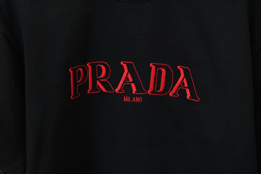 Prada普拉达/2026春夏新款首发专柜最新款短袖圆领T恤 高端订制 设计前卫时尚！品牌logo重工艺