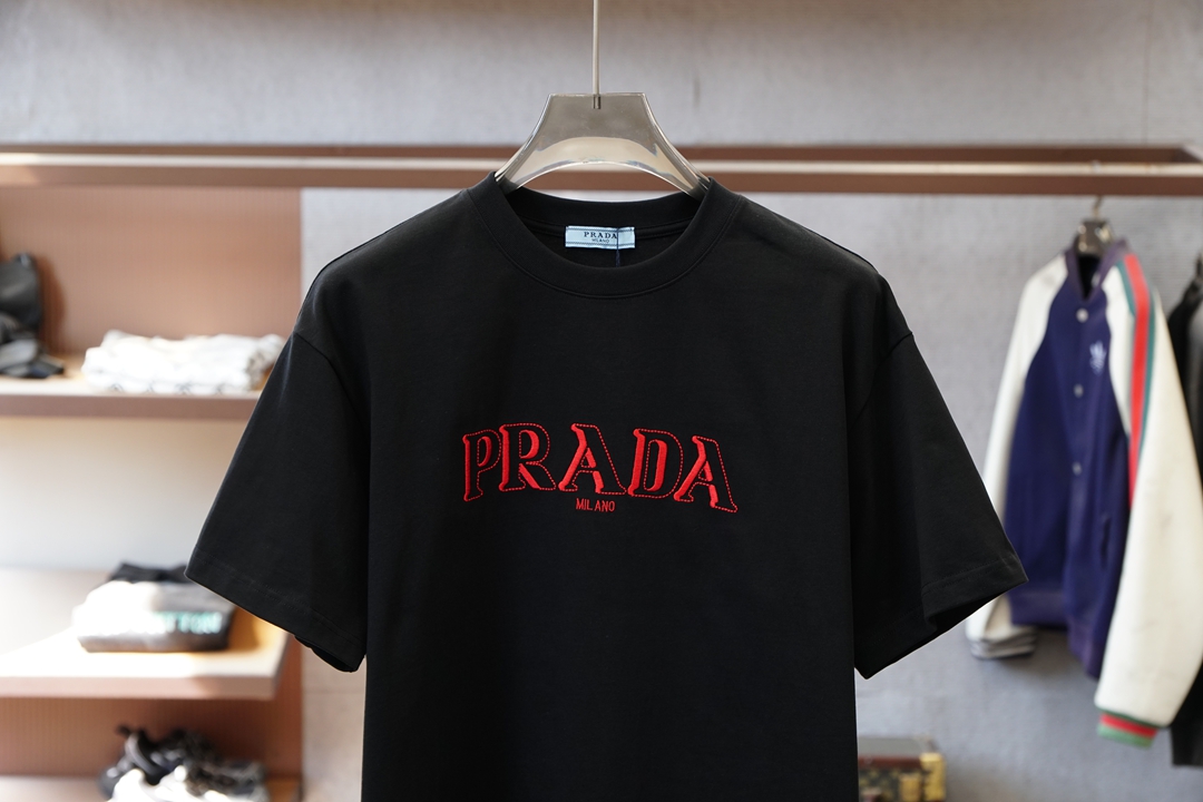 Prada普拉达/2026春夏新款首发专柜最新款短袖圆领T恤 高端订制 设计前卫时尚！品牌logo重工艺