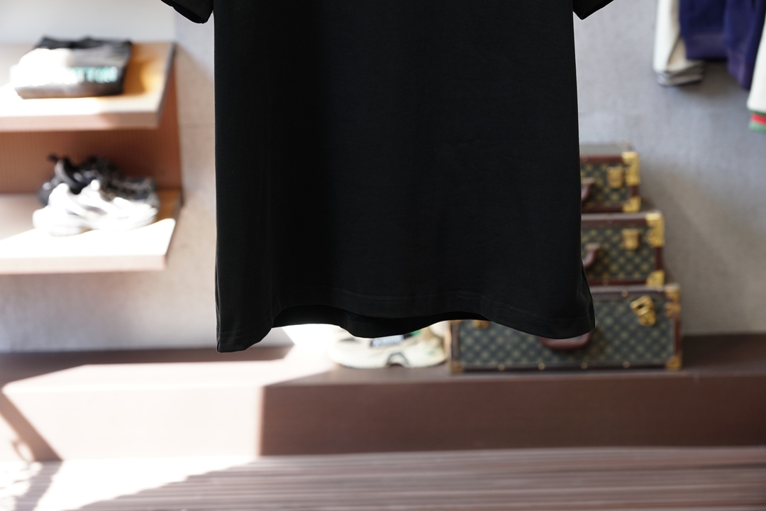 Prada普拉达/2026春夏新款首发专柜最新款短袖圆领T恤 高端订制 设计前卫时尚！品牌logo重工艺