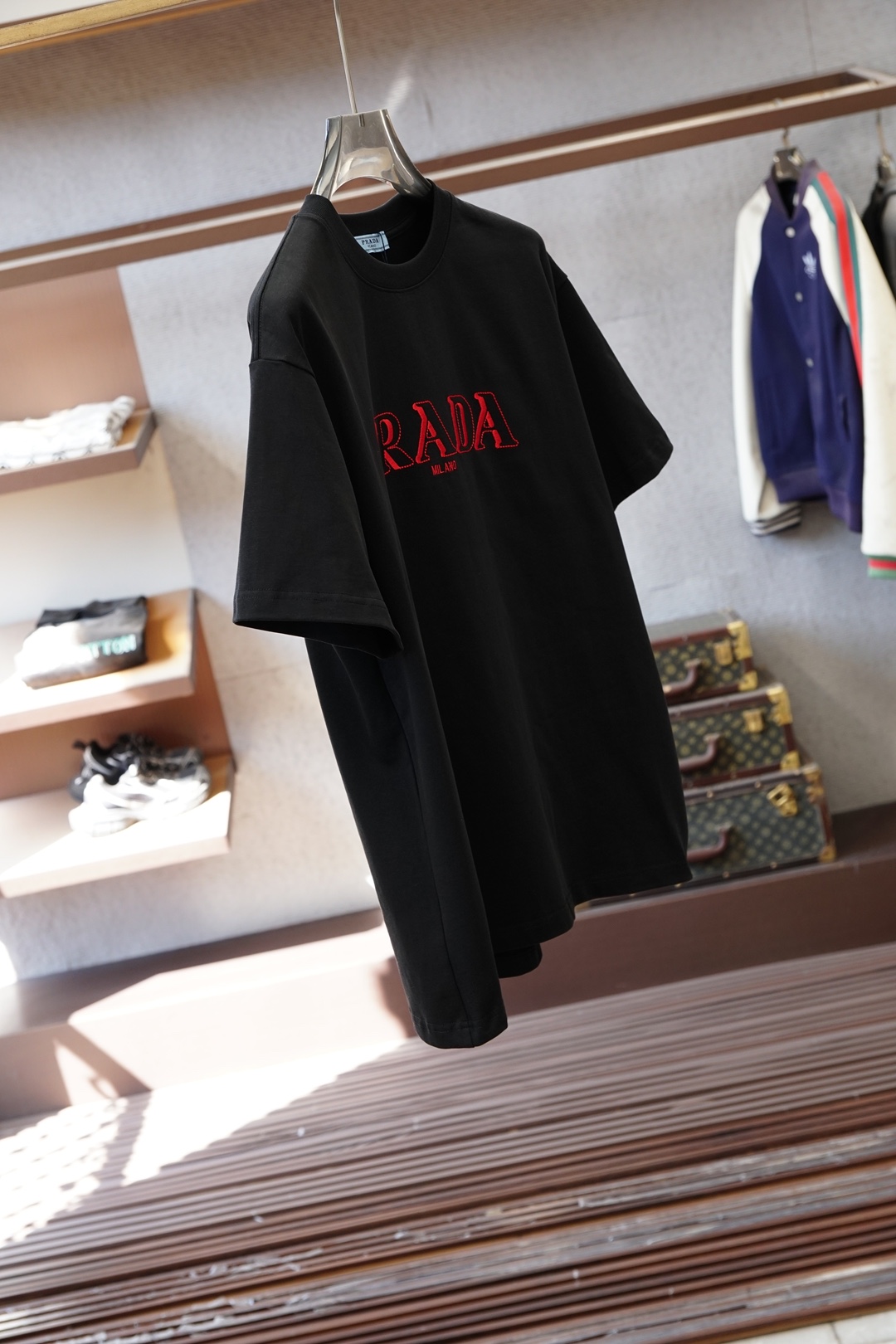 Prada普拉达/2026春夏新款首发专柜最新款短袖圆领T恤 高端订制 设计前卫时尚！品牌logo重工艺