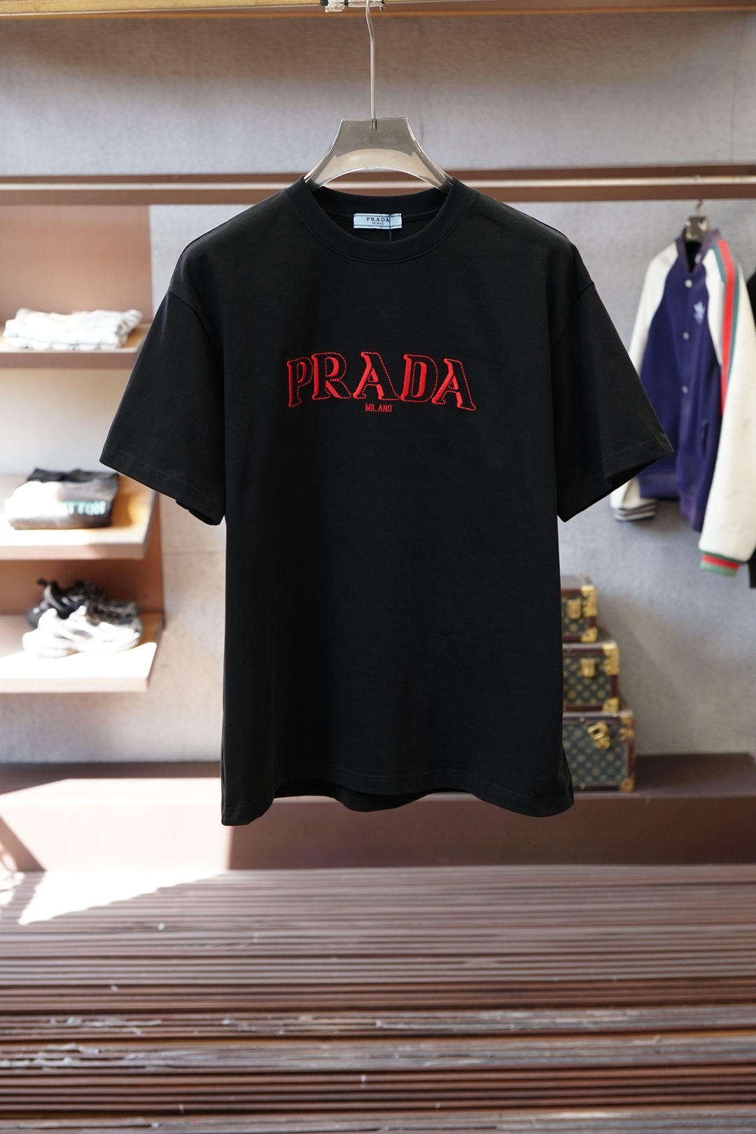 Prada普拉达/2026春夏新款首发专柜最新款短袖圆领T恤 高端订制 设计前卫时尚！品牌logo重工艺