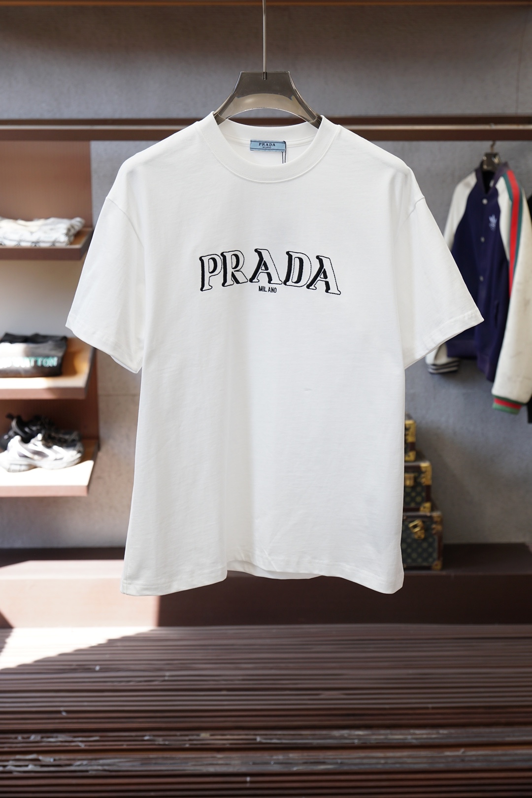 Prada普拉达/2026春夏新款首发专柜最新款短袖圆领T恤 高端订制 设计前卫时尚！品牌logo重工艺