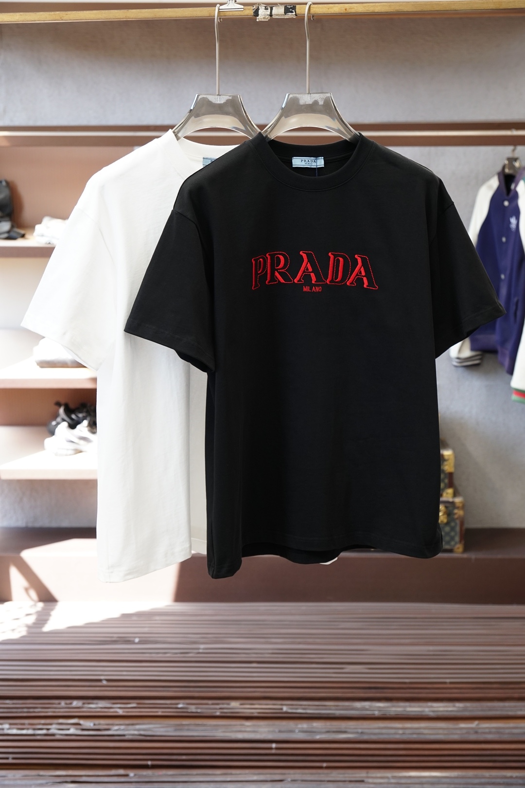 Prada普拉达/2026春夏新款首发专柜最新款短袖圆领T恤 高端订制 设计前卫时尚！品牌logo重工艺