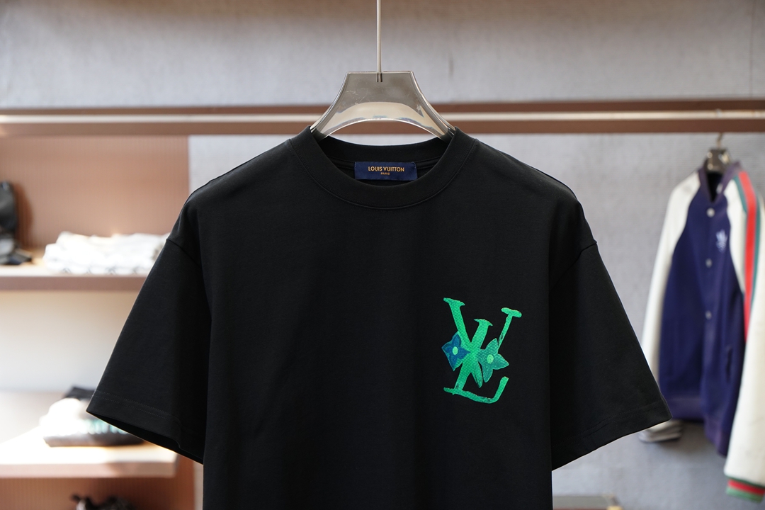 LV 路易威登-2026春夏新款首发专柜最新款短袖圆领T恤 高端订制 设计前卫时尚！品牌logo重工艺设