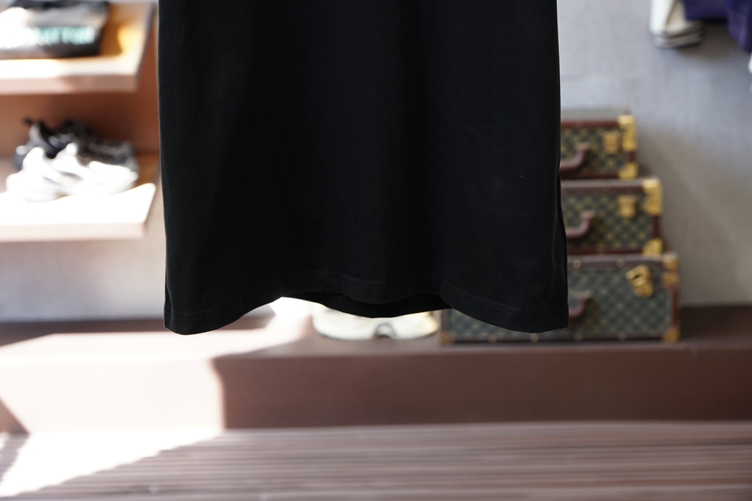 LV 路易威登-2026春夏新款首发专柜最新款短袖圆领T恤 高端订制 设计前卫时尚！品牌logo重工艺设