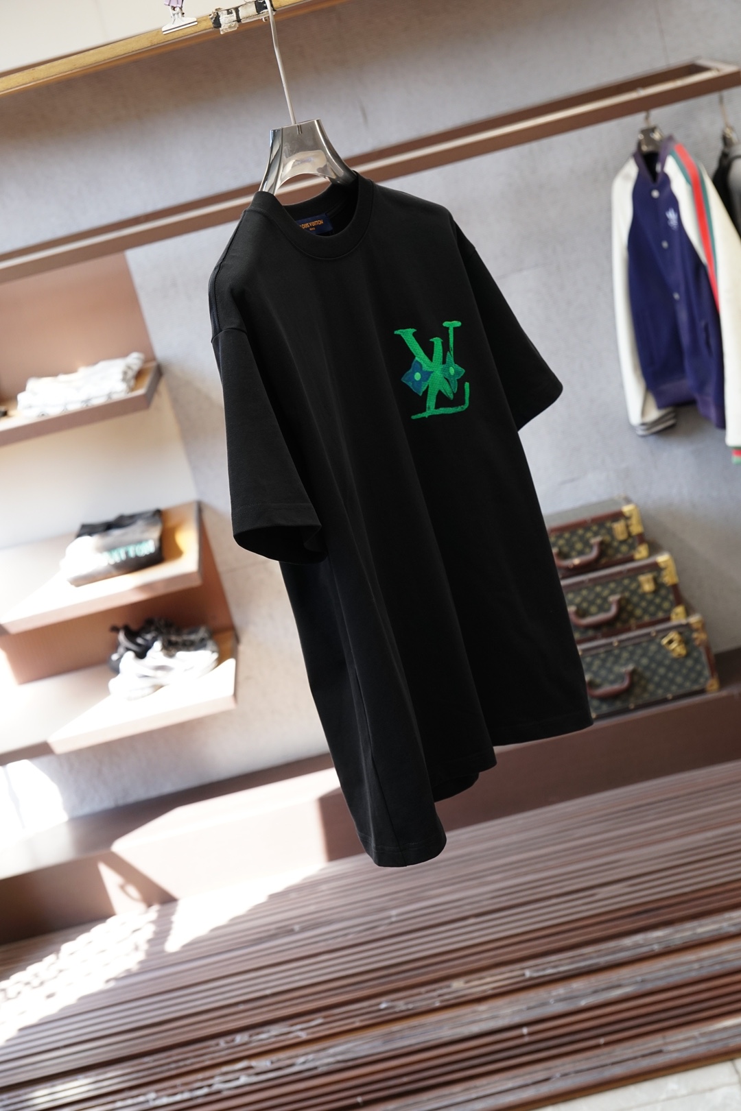 LV 路易威登-2026春夏新款首发专柜最新款短袖圆领T恤 高端订制 设计前卫时尚！品牌logo重工艺设