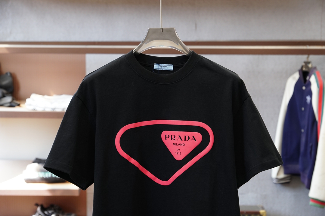 Prada普拉达/2026春夏新款首发专柜最新款短袖圆领T恤 高端订制 设计前卫时尚！品牌logo重工艺