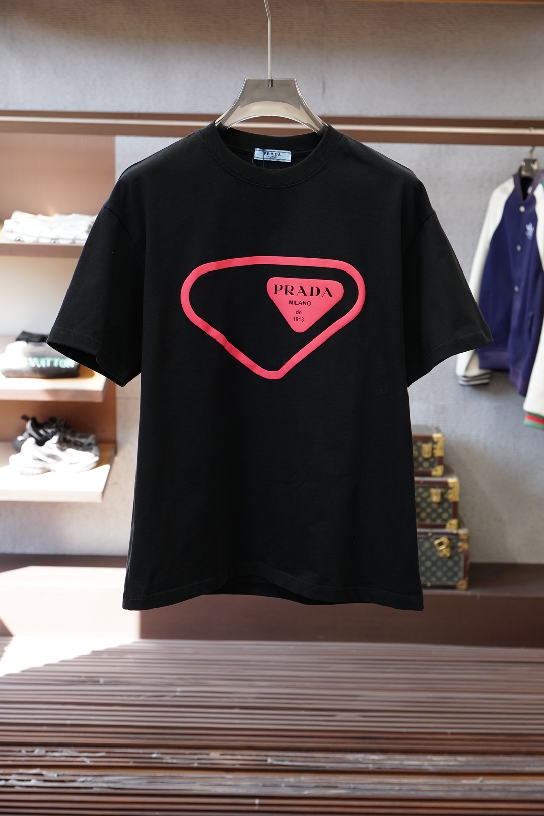 Prada普拉达/2026春夏新款首发专柜最新款短袖圆领T恤 高端订制 设计前卫时尚！品牌logo重工艺