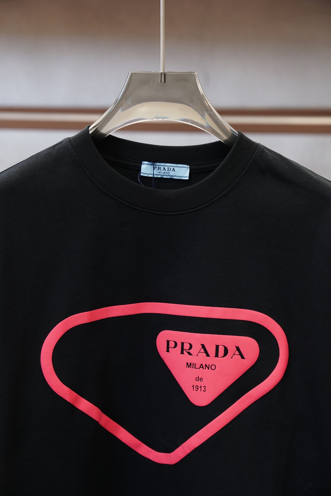 Prada普拉达/2026春夏新款首发专柜最新款短袖圆领T恤 高端订制 设计前卫时尚！品牌logo重工艺