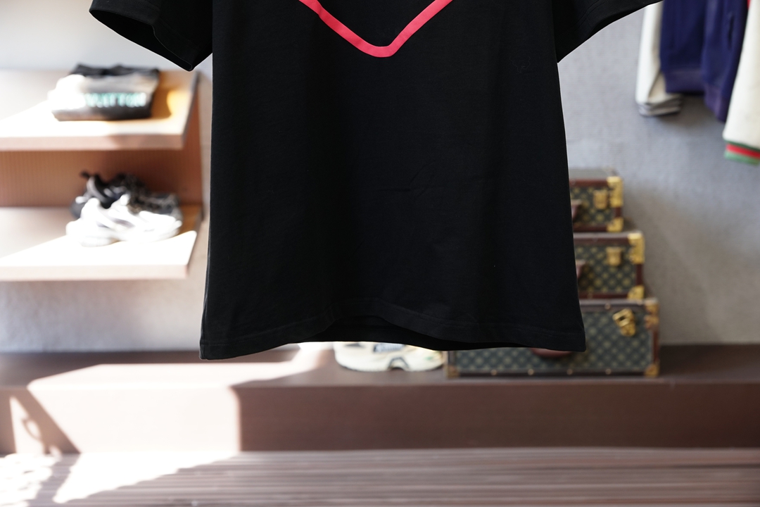 Prada普拉达/2026春夏新款首发专柜最新款短袖圆领T恤 高端订制 设计前卫时尚！品牌logo重工艺