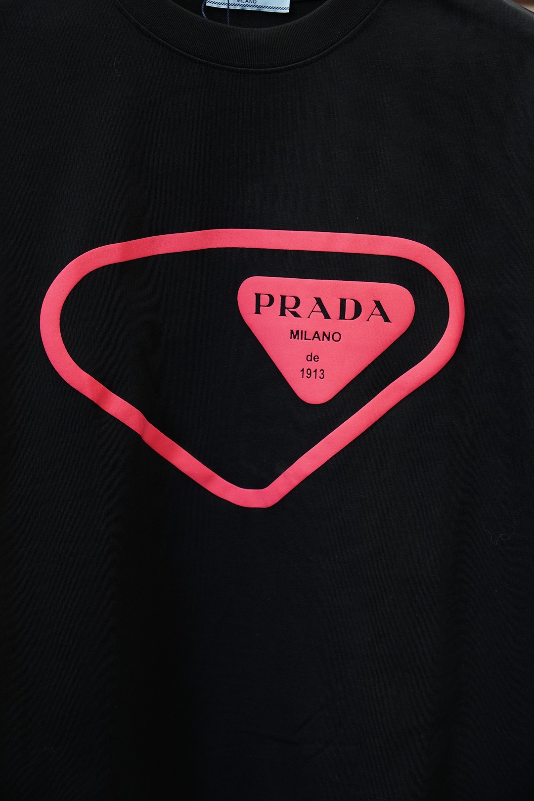 Prada普拉达/2026春夏新款首发专柜最新款短袖圆领T恤 高端订制 设计前卫时尚！品牌logo重工艺