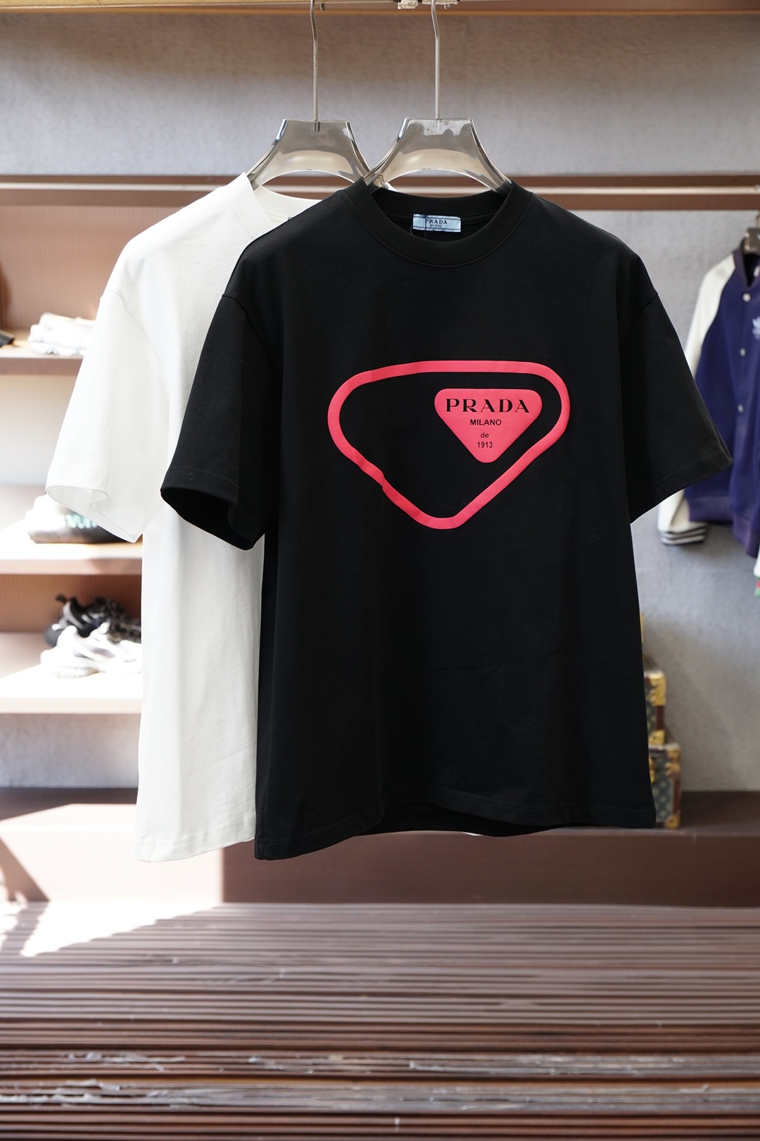 Prada普拉达/2026春夏新款首发专柜最新款短袖圆领T恤 高端订制 设计前卫时尚！品牌logo重工艺