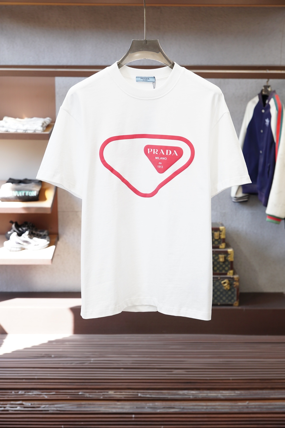 Prada普拉达/2026春夏新款首发专柜最新款短袖圆领T恤 高端订制 设计前卫时尚！品牌logo重工艺