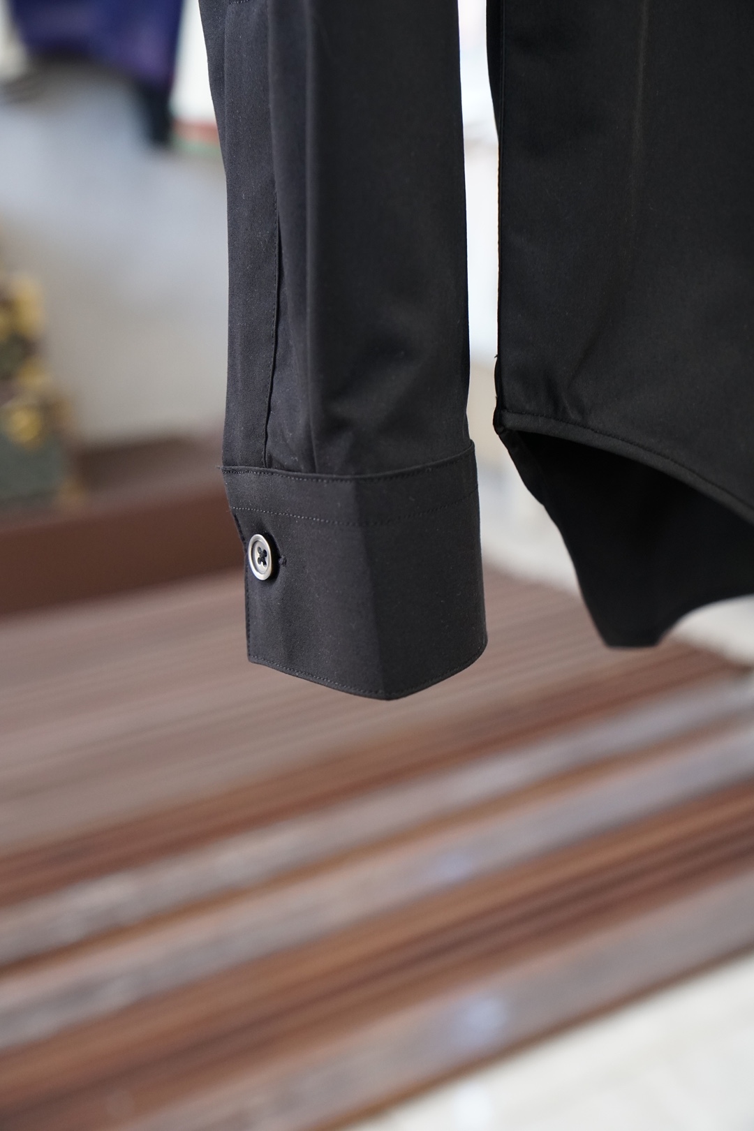 Dior迪奥-细节控的奢雅心动秋冬爆，搭配胸前刺绣Logo工艺。低调又不失设计感，把意式奢华藏在小细节里