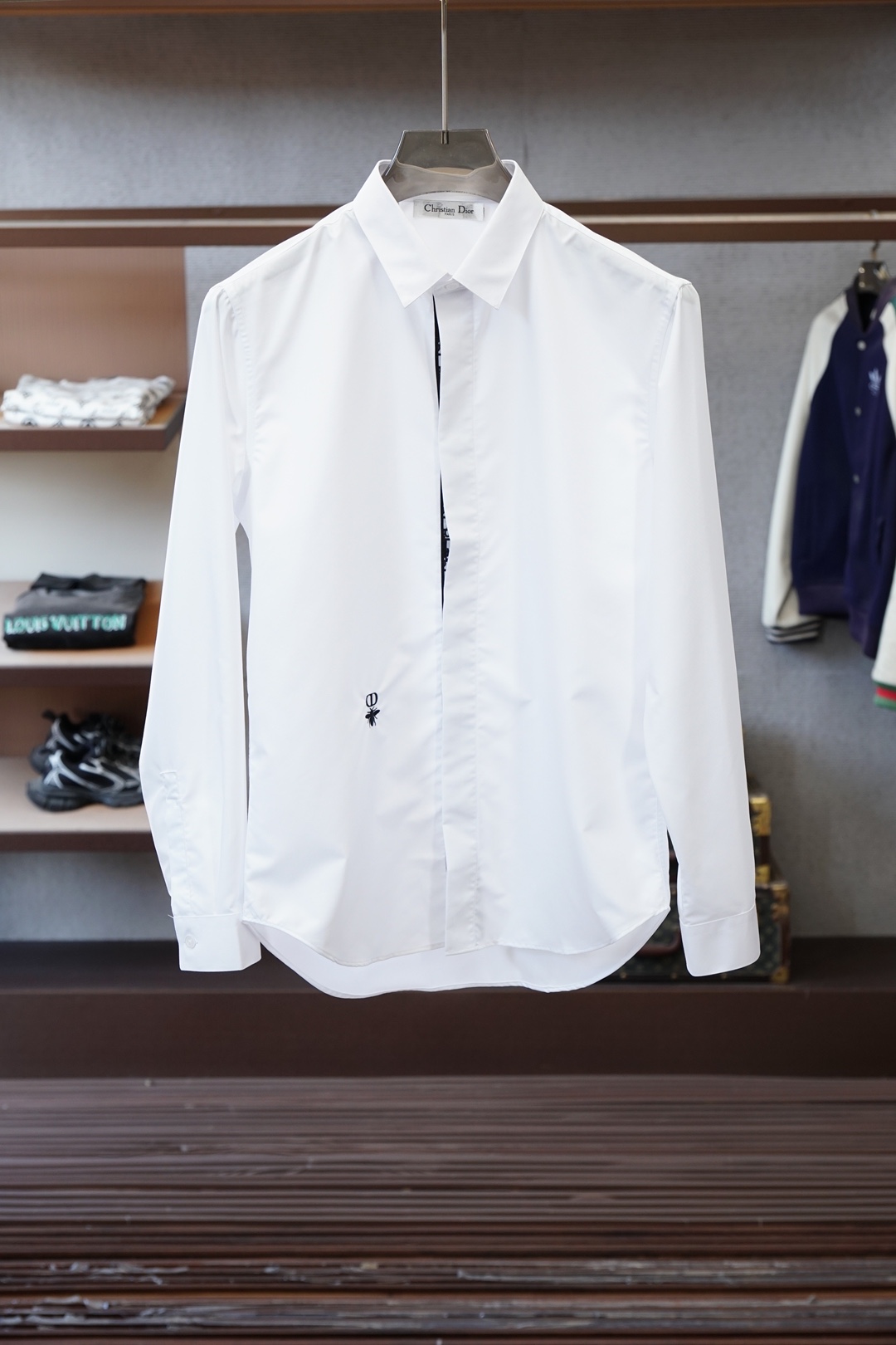 Dior迪奥-细节控的奢雅心动秋冬爆，搭配胸前刺绣Logo工艺。低调又不失设计感，把意式奢华藏在小细节里