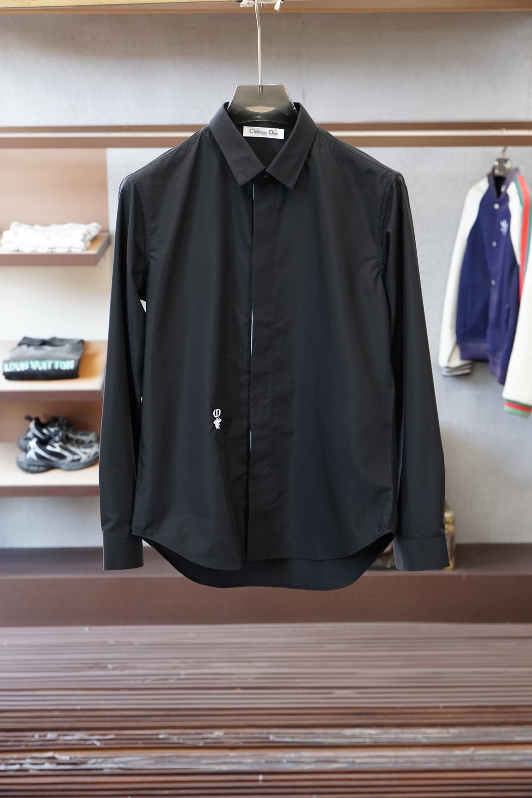 Dior迪奥-细节控的奢雅心动秋冬爆，搭配胸前刺绣Logo工艺。低调又不失设计感，把意式奢华藏在小细节里