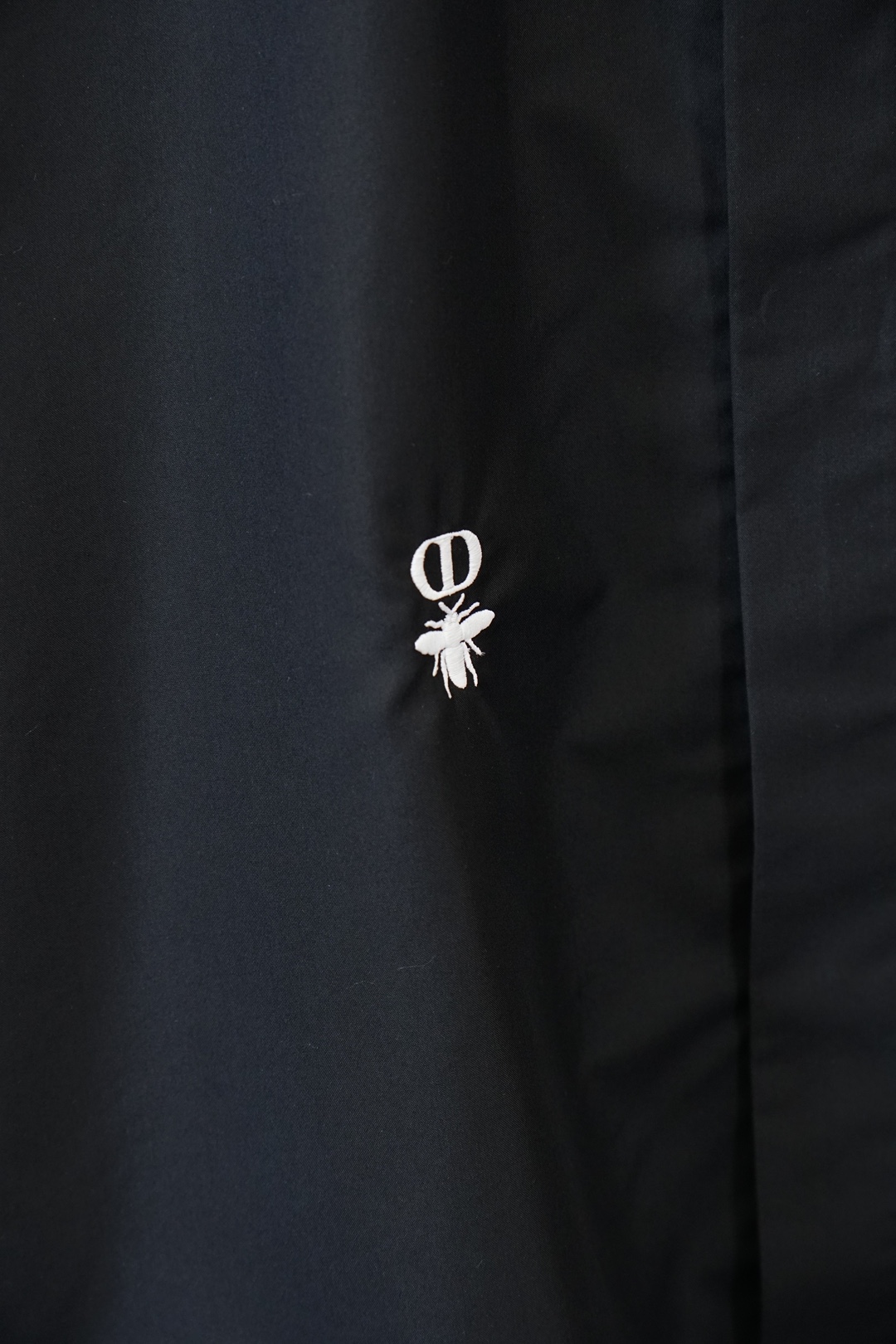 Dior迪奥-细节控的奢雅心动秋冬爆，搭配胸前刺绣Logo工艺。低调又不失设计感，把意式奢华藏在小细节里