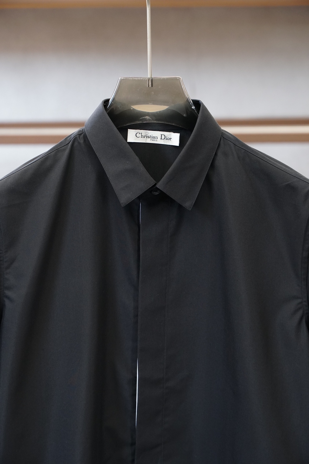 Dior迪奥-细节控的奢雅心动秋冬爆，搭配胸前刺绣Logo工艺。低调又不失设计感，把意式奢华藏在小细节里