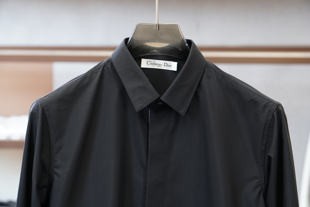 Dior迪奥-细节控的奢雅心动秋冬爆，搭配胸前刺绣Logo工艺。低调又不失设计感，把意式奢华藏在小细节里