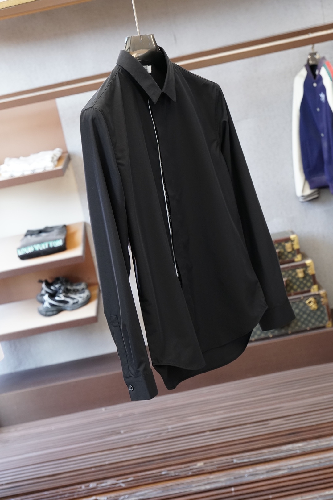 Dior迪奥-细节控的奢雅心动秋冬爆，搭配胸前刺绣Logo工艺。低调又不失设计感，把意式奢华藏在小细节里