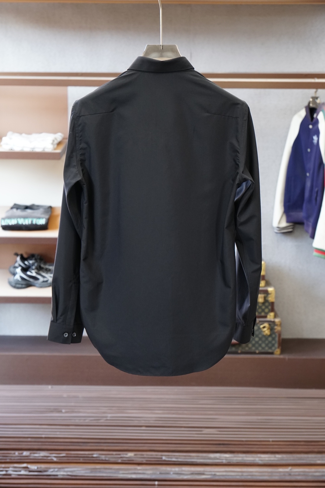 Dior迪奥-细节控的奢雅心动秋冬爆，搭配胸前刺绣Logo工艺。低调又不失设计感，把意式奢华藏在小细节里