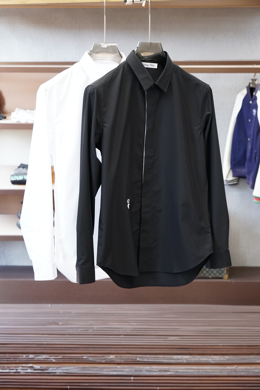 Dior迪奥-细节控的奢雅心动秋冬爆，搭配胸前刺绣Logo工艺。低调又不失设计感，把意式奢华藏在小细节里