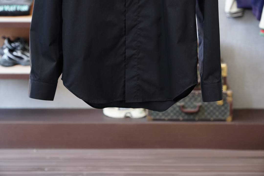 Dior迪奥/细节控的奢雅心动秋冬爆，搭配胸前刺绣Logo工艺。低调又不失设计感，把意式奢华藏在小细节里