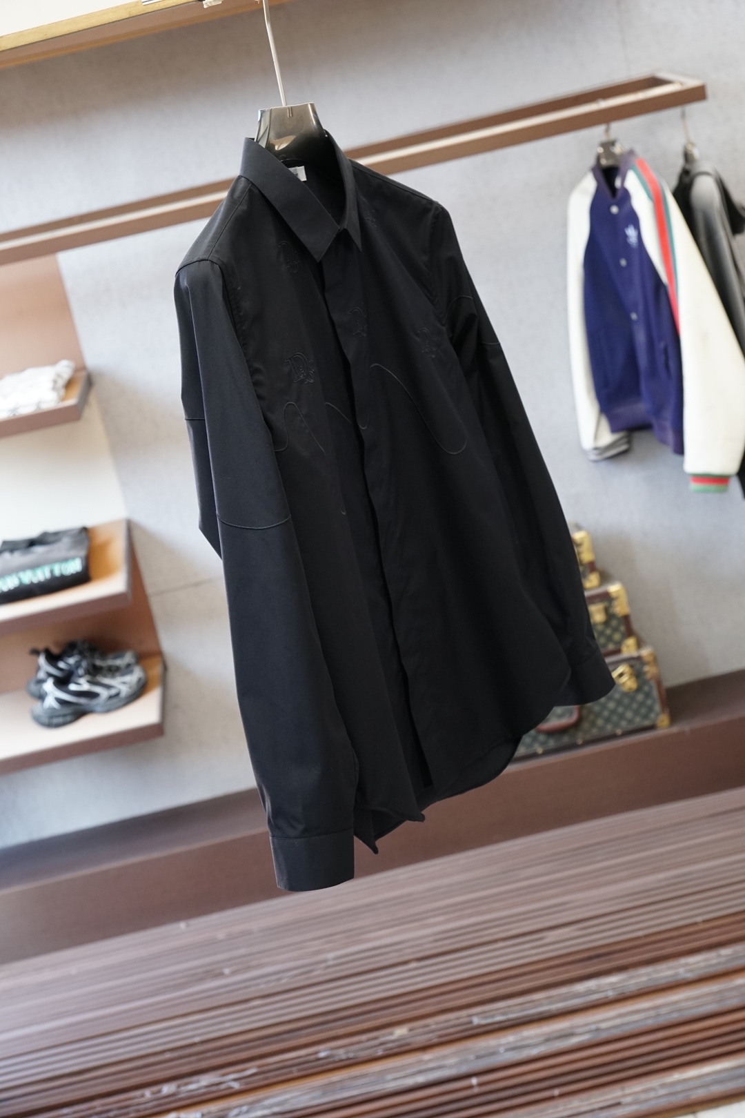 Dior迪奥/细节控的奢雅心动秋冬爆，搭配胸前刺绣Logo工艺。低调又不失设计感，把意式奢华藏在小细节里