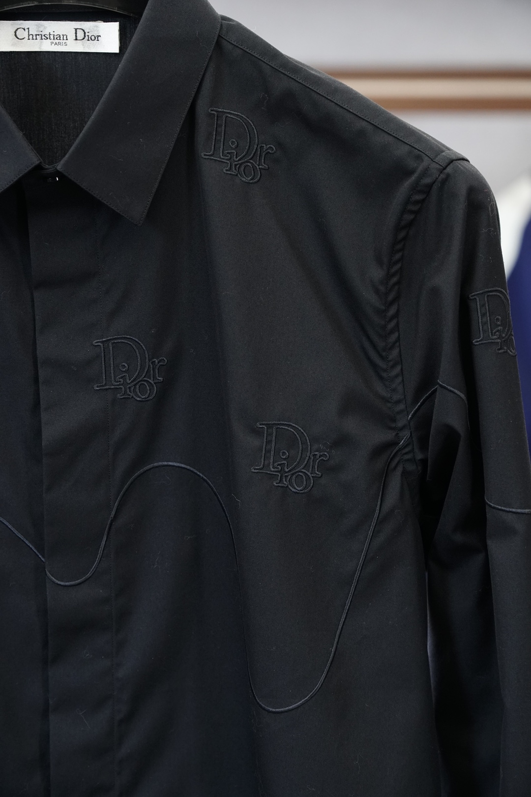 Dior迪奥/细节控的奢雅心动秋冬爆，搭配胸前刺绣Logo工艺。低调又不失设计感，把意式奢华藏在小细节里