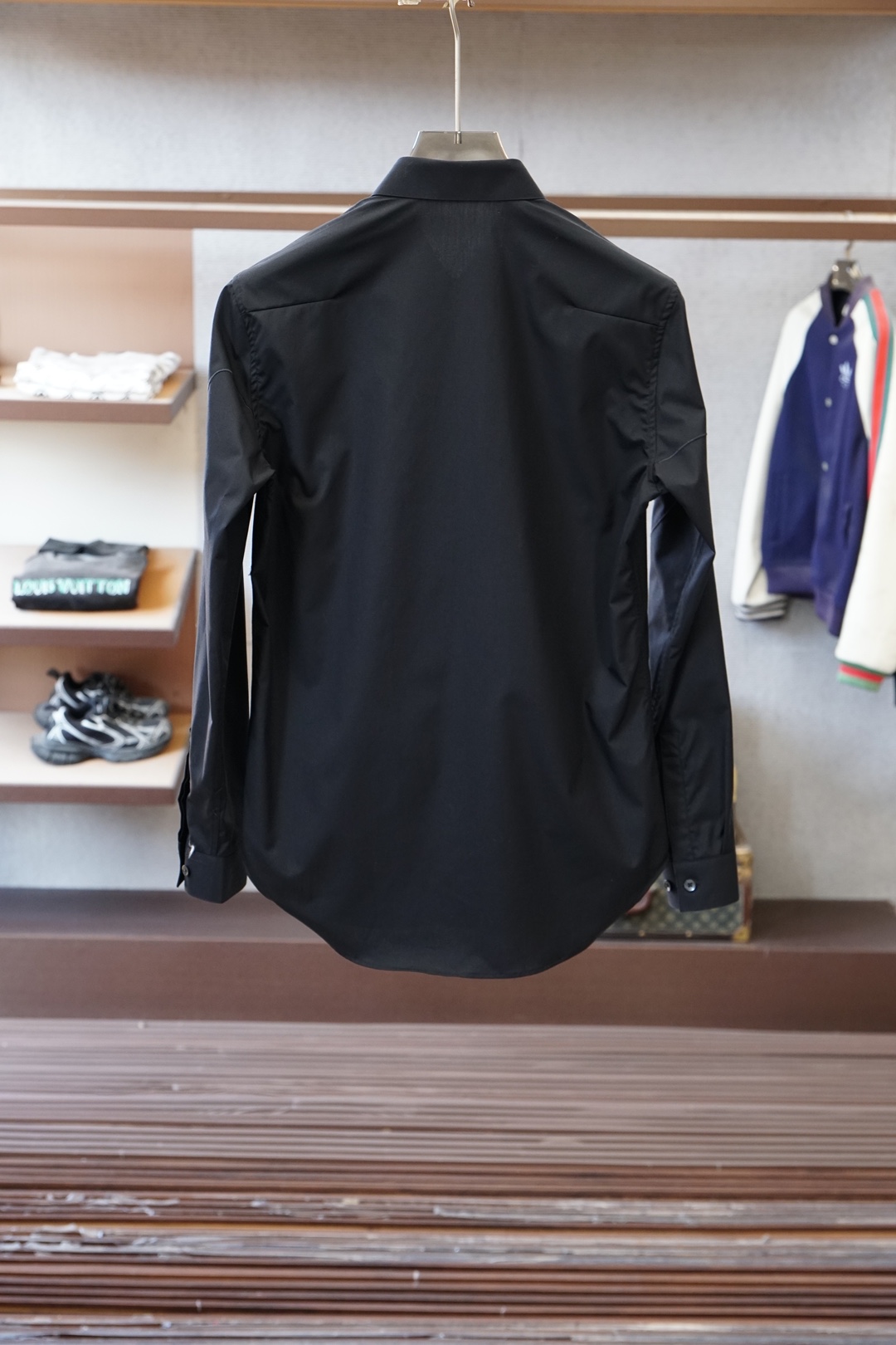 Dior迪奥/细节控的奢雅心动秋冬爆，搭配胸前刺绣Logo工艺。低调又不失设计感，把意式奢华藏在小细节里