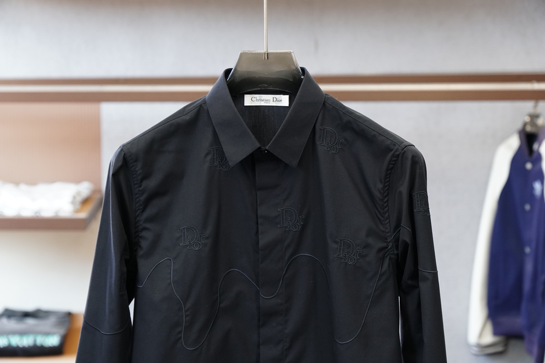 Dior迪奥/细节控的奢雅心动秋冬爆，搭配胸前刺绣Logo工艺。低调又不失设计感，把意式奢华藏在小细节里