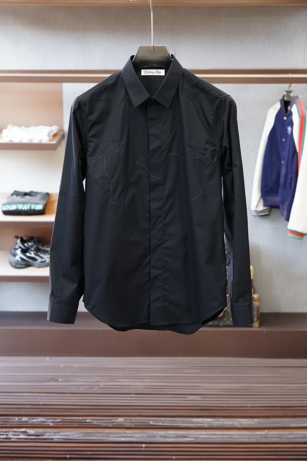 Dior迪奥/细节控的奢雅心动秋冬爆，搭配胸前刺绣Logo工艺。低调又不失设计感，把意式奢华藏在小细节里