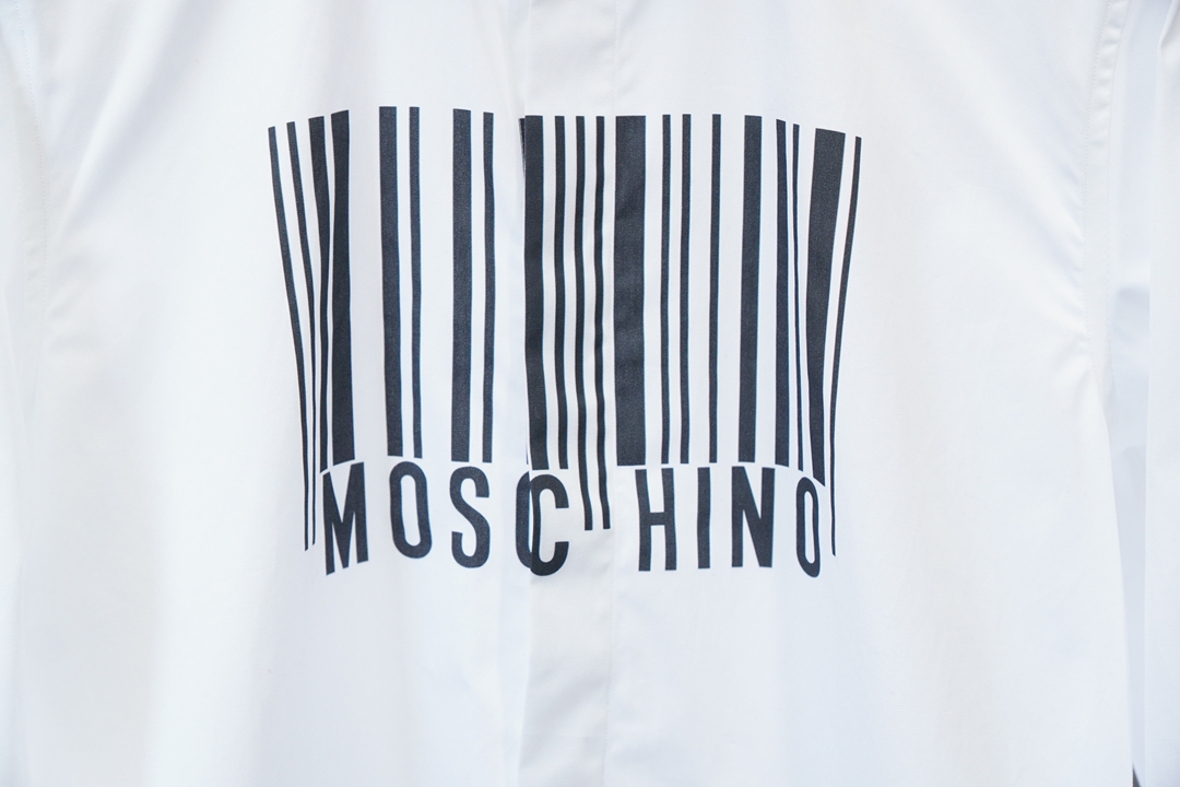 莫丝奇诺细节控的奢雅心动秋冬爆，搭配胸前印花Logo工艺。低调又不失设计感，把意式奢华藏在小细节里。面料