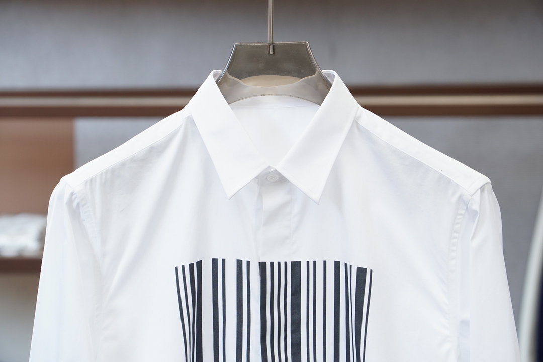 莫丝奇诺细节控的奢雅心动秋冬爆，搭配胸前印花Logo工艺。低调又不失设计感，把意式奢华藏在小细节里。面料