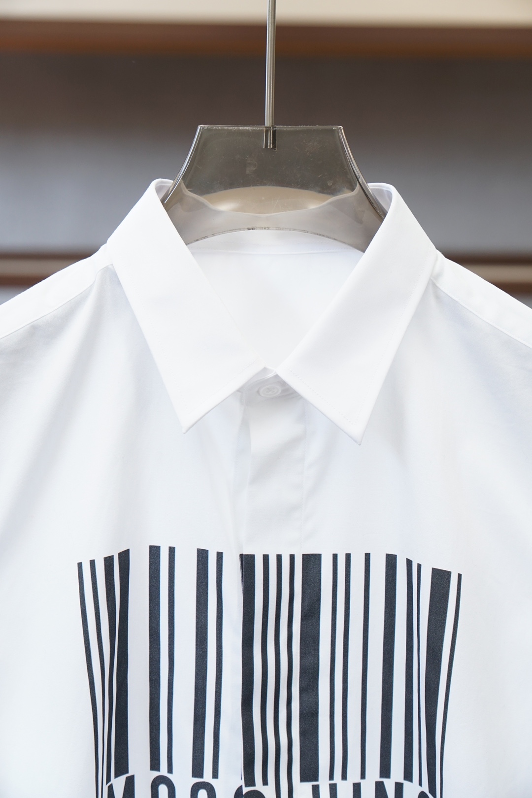 莫丝奇诺细节控的奢雅心动秋冬爆，搭配胸前印花Logo工艺。低调又不失设计感，把意式奢华藏在小细节里。面料