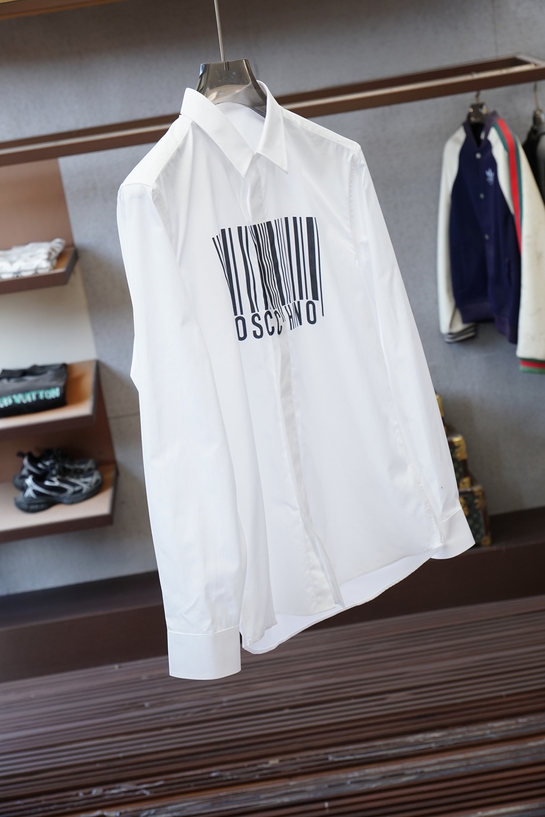 莫丝奇诺细节控的奢雅心动秋冬爆，搭配胸前印花Logo工艺。低调又不失设计感，把意式奢华藏在小细节里。面料