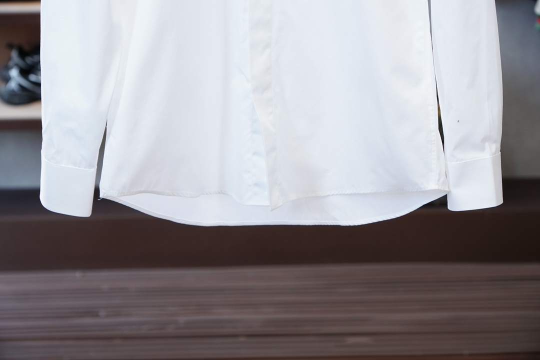 莫丝奇诺细节控的奢雅心动秋冬爆，搭配胸前印花Logo工艺。低调又不失设计感，把意式奢华藏在小细节里。面料