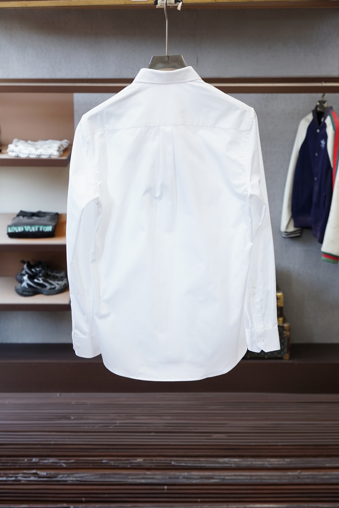 莫丝奇诺细节控的奢雅心动秋冬爆，搭配胸前印花Logo工艺。低调又不失设计感，把意式奢华藏在小细节里。面料