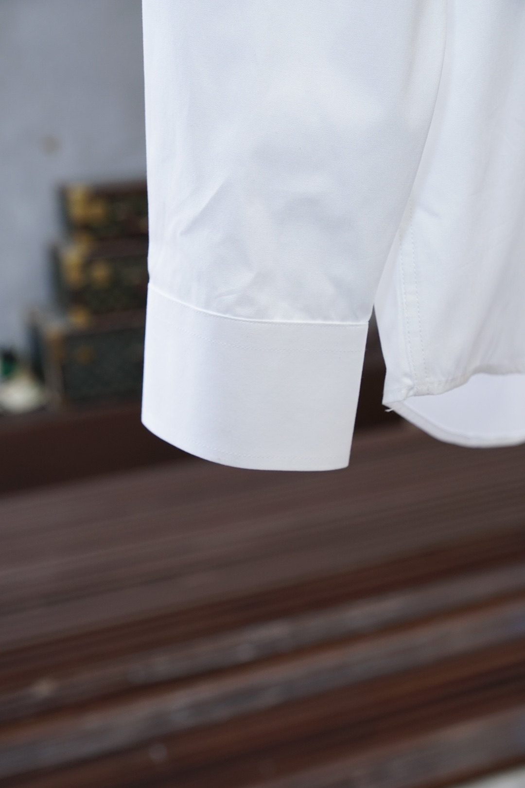 莫丝奇诺细节控的奢雅心动秋冬爆，搭配胸前印花Logo工艺。低调又不失设计感，把意式奢华藏在小细节里。面料