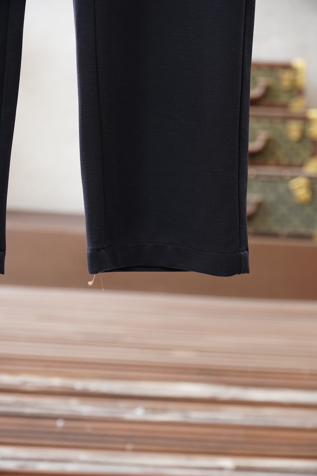 Loro piana，2026春夏高货休闲裤这条藏青色卫裤真的把「低调奢华」焊在身上了！• 垂感绝了！软