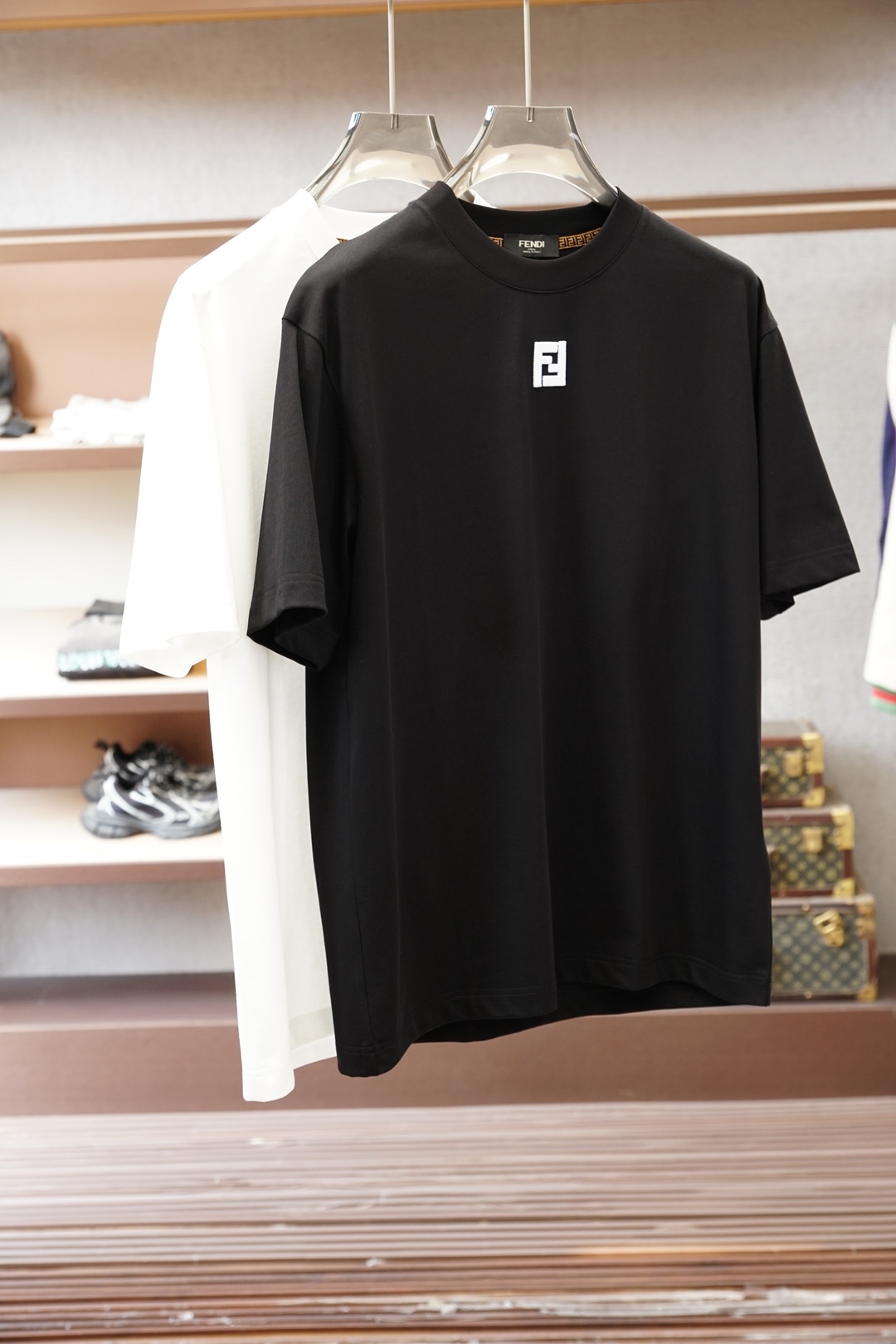 NO:746367,'2026' SS new products are on the market. Fendi quality craftsmanship design and tailoring 16820MCD729060001 (26 short sleeves). Selected and customized top-grade combed cotton. Soft and smooth to the touch. Good drape. Strong anti-wrinkle ability. Moisture-absorbing and breathable. A must-have seasonal item that is comfortable and comfortable for daily wear. Uses a combination of multiple techniques. Three-dimensional embroidery lines make the pattern outline clear and layered, giving it a more luxurious feel. Slightly expanded tailoring design  It has good self-cultivation and tolerance for different body shapes. SizeS--3XL (Louis.), fendi, louis vuitton, T-shirt,19860909「2026」SS新品火爆上市 芬迪质量工艺设计剪裁 16820MCD729060001（26短袖） 甄选定制顶级精梳棉 手感柔软顺滑 垂感度佳 抗皱能力强 吸湿透气 日常穿着舒适必备季度单品 采用多种工艺相结合 立体绣线让图案轮廓清晰有层次 更具奢华感 微扩版型的剪裁设计 对不同身形具有良好的修身包容性 SizeS--3XL（Louis.）,,fendi,louis vuitton,T-shirt,,Men's clothing
