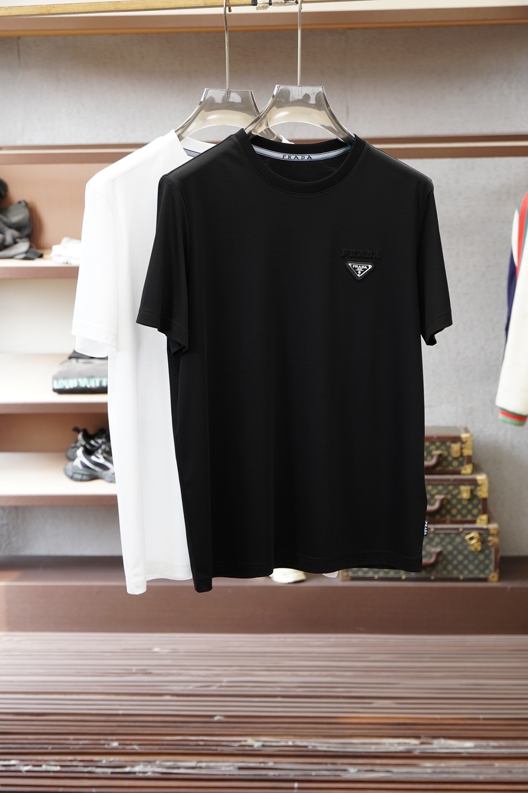 NO:746376,'2026' SS new products are now on the market. Quality craftsmanship design and tailoring 16817PC805810001 (26 short sleeves). Selected and customized top-grade combed cotton. Soft and skin-friendly with a crisp texture. Breathable and sweat-absorbent. Comfortable and essential for daily wear. The chest hardware triangle pocket logo has a high-level visual hierarchy. The collar is reinforced and stretched repeatedly without deformation. The cutting design of loose and dropped shoulders is based on ergonomics and three-dimensional cutting.  Suitable for a variety of people without blocking the body shape. The upper body is casual, simple and fashionable. SizeS--3XL (Prad.), prada, T-shirt,19860909「2026」SS新品火爆上市 质量工艺设计剪裁 16817PC805810001（26短袖） 甄选定制顶级精梳棉 兼具柔软亲肤与挺括版型质感 透气吸汗 日常穿着舒适必备单品 胸前五金三角标口袋标识具有高级视觉层次 领边加固反复拉伸不变形 宽松落肩的剪裁设计 以人体工学为基础 进行立体裁剪 适配多种人群不卡身材 上身随性简约时尚 SizeS--3XL（Prad.）,,prada,T-shirt,,Men's clothing