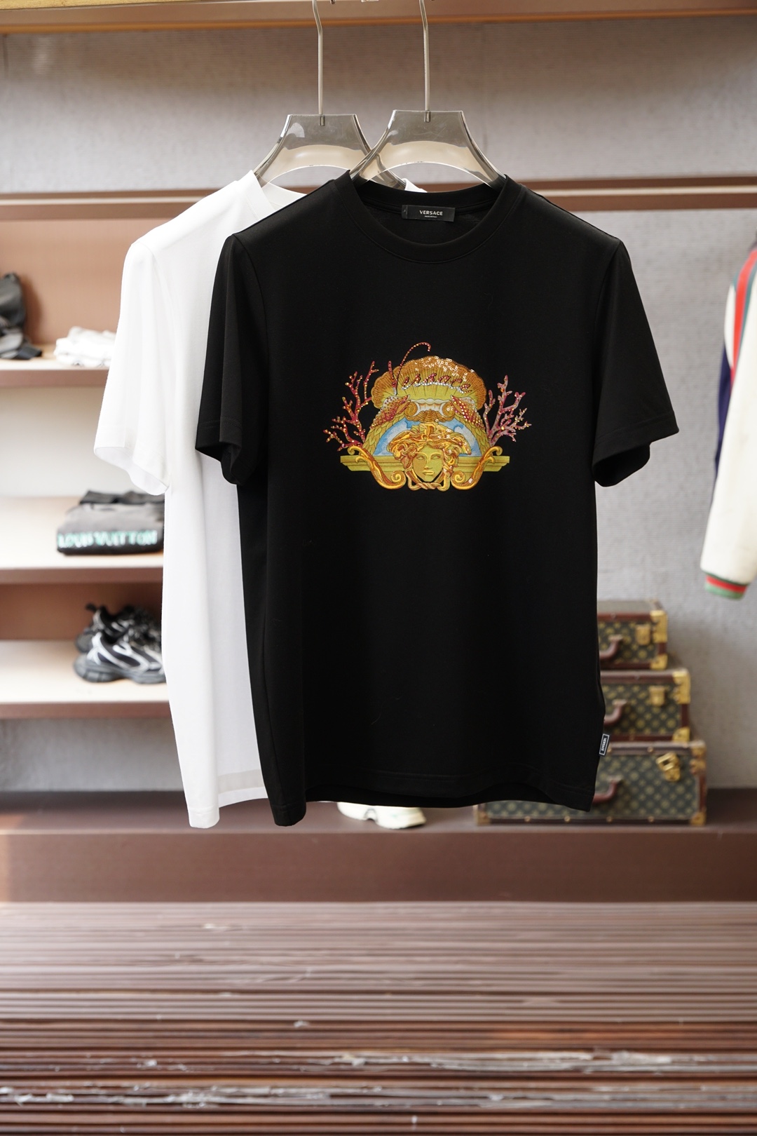 NO:746369,'2026' SS new products are now on the market. Versace quality craftsmanship design and tailoring (26 short sleeves). Selected and customized top-grade combed cotton. Soft and smooth to the touch. Good drape. Strong anti-wrinkle ability. Moisture-absorbent and breathable. A must-have seasonal item that is comfortable for daily wear. It uses a combination of multiple processes. Three-dimensional hot-drilling makes the pattern outline clear and layered, giving it a more luxurious feel. The micro-expanded tailoring design has good slimming and tolerance for different body shapes.  SizeS--3XL（Louis.）,,louis vuitton,versace,T-shirt,19860909「2026」SS新品火爆上市 范思哲质量工艺设计剪裁（26短袖） 甄选定制顶级精梳棉 手感柔软顺滑 垂感度佳 抗皱能力强 吸湿透气 日常穿着舒适必备季度单品 采用多种工艺相结合 立体烫钻让图案轮廓清晰有层次 更具奢华感 微扩版型的剪裁设计 对不同身形具有良好的修身包容性 SizeS--3XL（Louis.）,,louis vuitton,versace,T-shirt,,Men's clothing