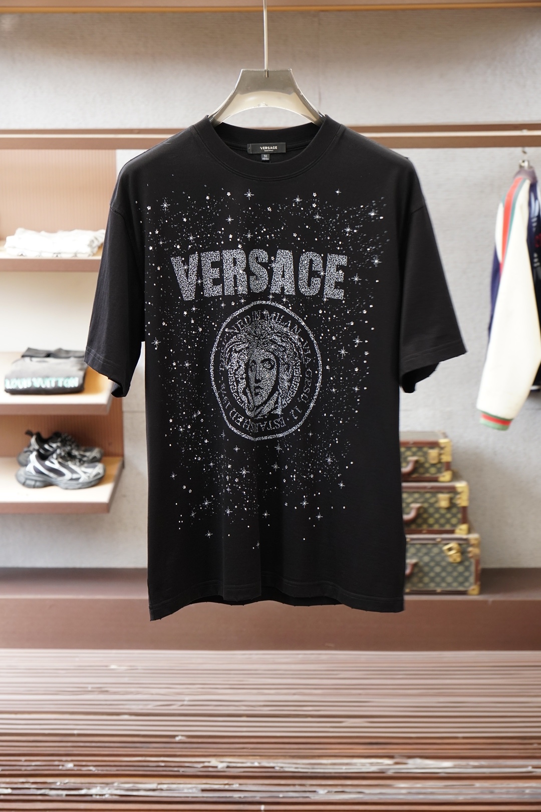 NO:746374,'2026' SS new products are now on the market. Versace quality craftsmanship design and tailoring (26 short sleeves). Selected and customized top-grade combed cotton. Soft and smooth to the touch. Good drape. Strong anti-wrinkle ability. Moisture-absorbent and breathable. A must-have seasonal item that is comfortable for daily wear. It uses a combination of multiple processes. Three-dimensional hot-drilling makes the pattern outline clear and layered, giving it a more luxurious feel. The micro-expanded tailoring design has good slimming and tolerance for different body shapes.  SizeS--3XL（Louis.）,,louis vuitton,versace,T-shirt,19860909「2026」SS新品火爆上市 范思哲质量工艺设计剪裁（26短袖） 甄选定制顶级精梳棉 手感柔软顺滑 垂感度佳 抗皱能力强 吸湿透气 日常穿着舒适必备季度单品 采用多种工艺相结合 立体烫钻让图案轮廓清晰有层次 更具奢华感 微扩版型的剪裁设计 对不同身形具有良好的修身包容性 SizeS--3XL（Louis.）,,louis vuitton,versace,T-shirt,,Men's clothing