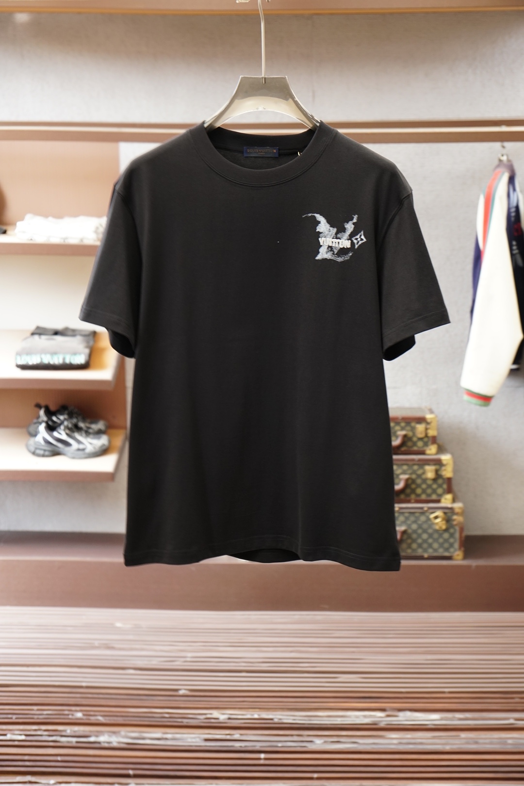 NO:746372,LV '2026' SS new products are now on the market. Quality craftsmanship design and tailoring 16819XC10001 (26 short sleeves). Selected and customized top-grade combed cotton. Soft and skin-friendly with crisp texture. Breathable and sweat-absorbent. Comfortable and essential item for daily wear. Multi-color three-dimensional brand badge pattern with clear and neat outline. High-level visual hierarchy. Reinforced collar without repeated stretching without deformation. Loose shoulder cutting design. Suitable for a variety of people without blocking the figure.  Casual, simple and fashionable upper body SizeS--3XL (Mon.),,louis vuitton,T-shirt,19860909LV「2026」SS新品火爆上市 质量工艺设计剪裁 16819XC10001（26短袖） 甄选定制顶级精梳棉 兼具柔软亲肤与挺括版型质感 透气吸汗 日常穿着舒适必备单品 多色立体品牌徽章图案轮廓清晰利落 具有高级视觉层次 领边加固反复拉伸不变形 宽松落肩的剪裁设计 适配多种人群不卡身材 上身随性简约时尚 SizeS--3XL（Mon.）,,louis vuitton,T-shirt,,Men's clothing