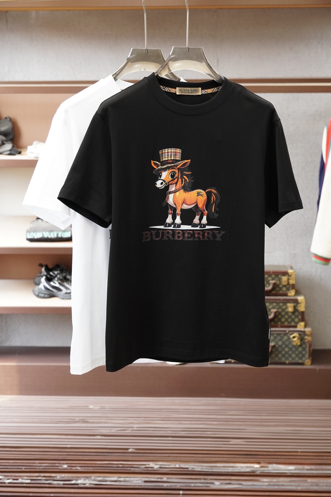 NO:746371,'2026' SS new products are now on the market. Quality craftsmanship design and tailoring 16820MCD729060001 (26 short sleeves). Selected and customized top-grade combed cotton. Soft and smooth to the touch. Good drape. Strong anti-wrinkle ability. Moisture-absorbing and breathable. A must-have seasonal item that is comfortable and comfortable for daily wear. It uses a combination of multiple techniques. Three-dimensional printing makes the pattern outline clear and layered, giving it a more luxurious feel. Micro-expanded tailoring design has good slimming and tolerance for different body shapes.  SizeS--3XL（Louis.）,,louis vuitton,T-shirt,19860909「2026」SS新品火爆上市 质量工艺设计剪裁 16820MCD729060001（26短袖） 甄选定制顶级精梳棉 手感柔软顺滑 垂感度佳 抗皱能力强 吸湿透气 日常穿着舒适必备季度单品 采用多种工艺相结合 立体印花让图案轮廓清晰有层次 更具奢华感 微扩版型的剪裁设计 对不同身形具有良好的修身包容性 SizeS--3XL（Louis.）,,louis vuitton,T-shirt,,Men's clothing