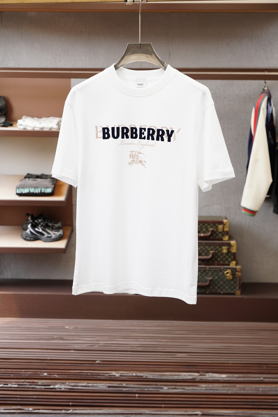 NO:746392,BBR Burberry - 2026 spring and summer new launch counter latest short-sleeved round neck T-shirt, high-end custom design, avant-garde and fashionable!  The brand logo is designed with heavy craftsmanship. High-end customized cotton fabric. Soft to the touch. Comfortable to wear. Exquisite stitching at the counter level. Fine workmanship. The upper body effect is incomparably handsome!  A must-have for men and women, size M-3XL, burberry, T-shirt, tees, t-shirt,19860909BBR巴宝莉-2026春夏新款首发专柜最新款短袖圆领T恤 高端订制 设计前卫时尚！品牌logo重工艺设计 高端定制棉面料.手感柔软.穿着舒适.专柜级别精致车线.做工精细.上身效果无敌帅气！男女必备款 码数M-3XL,,burberry,T-shirt,tees，t-shirt,,Men's clothing
